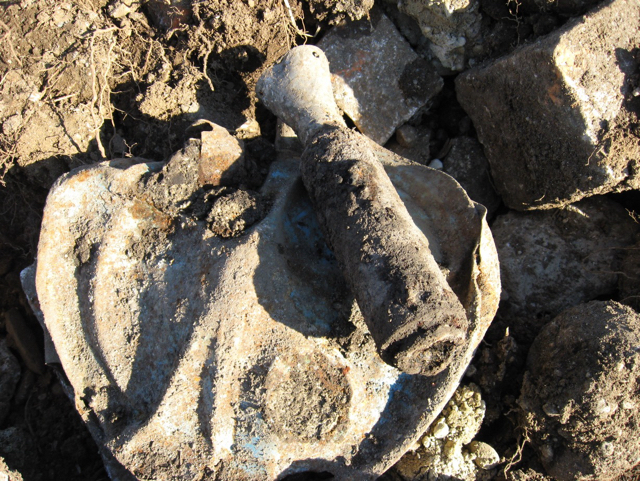 AT-Mine und Munitionsteil Rakete.JPG