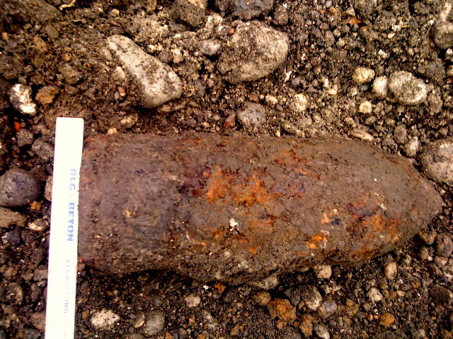 8.8cm Panzer-Sprenggranate München Zentrum 2008.JPG