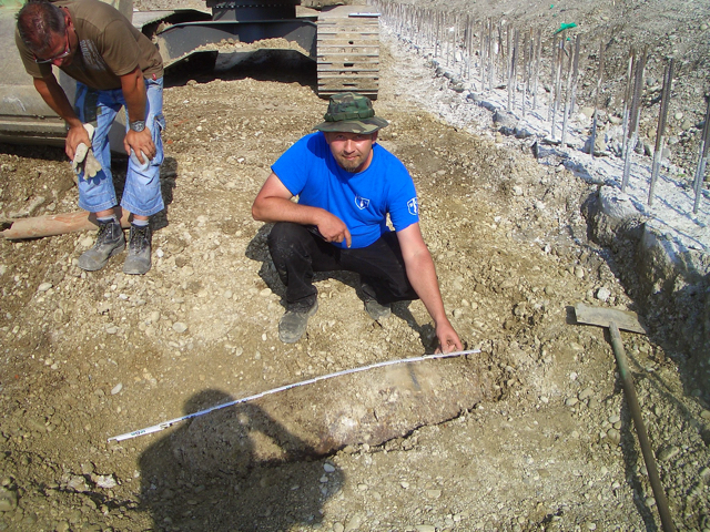 Sprengbombe-1 250lbs München-Laim 2003.JPG